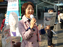 王子駅で宣伝中の山崎たい子区議