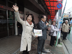 「希望のまち北区をつくる会」の川和田ひろしさんと山崎たい子区議