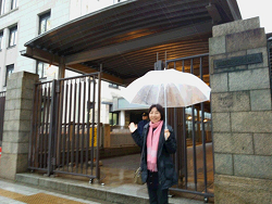 参議院通用門に立つ山崎たい子区議