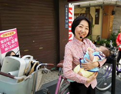 あかちゃんをだっこする山崎たい子区議