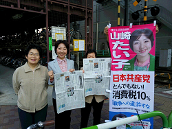 王子駅南口にて、朝のご報告をする山崎たい子区議