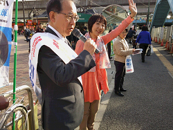 王子駅で川和田ひろしさんとご挨拶する山崎たい子区議