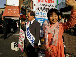 王子駅で川和田ひろしさんとご挨拶する山崎たい子区議