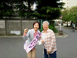 前任の三橋むつよさんと一緒に。山崎たい子区議候補