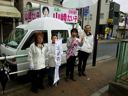 朝。上中里駅で政策の訴えをする