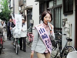街角で政策を訴える山崎たい子区議候補