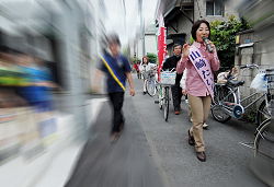 フレーフレータイコ、の世二円と共に練り歩く山崎たい子区議候補