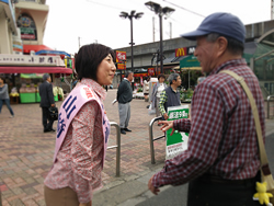 昼・王子駅北口で対話をする山崎たい子区議候補