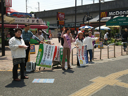 昼 ・王子駅北口で政策を訴える山崎たい子区議候補