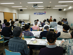 医療生協の「豊島７－8丁目組合員集会」で区議会宝庫をする山崎たい子区議