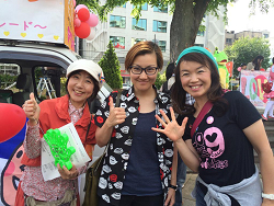 特定秘密保護法廃止北区アクション！meets Love デモに参加の山崎たい子区議（左）・池内さおり衆院議員（中央）