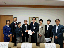 花川区長あてに、2本の要望書を提出する日本共産党北区議団