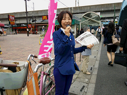 王子駅で朝のご報告をする山崎たい子区議