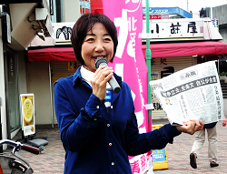 王子駅で朝のご報告をする山崎たい子区議