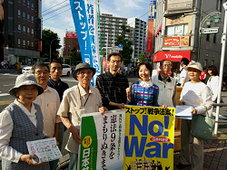 王子駅の東武ストア前にて宣伝・署名に取り組む山崎たい子区議と地域の皆さん