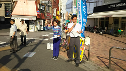 王子駅の東武ストア前にて宣伝・署名に取り組む山崎たい子区議と地域の皆さん