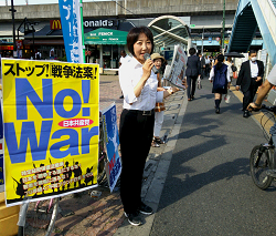 王子駅中央口からご挨拶の山崎たい子区議