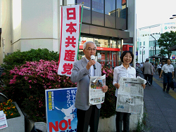 王子駅北口で宣伝　左：宇都宮章区議、右：山崎たい子区議
