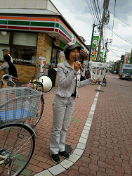 商店街で宣伝をする山崎たい子区議
