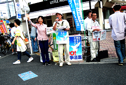 2015/6/7 王子駅前にて「戦争法案反対」署名・宣伝をする山崎たい子区議