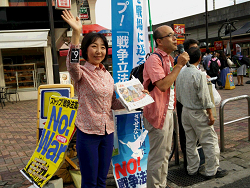 2015/6/7 王子駅前にて「戦争法案反対」署名・宣伝をする山崎たい子区議