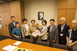 戦争法案廃案に向け、池内さおり衆院議員に、3098筆もの署名を提出、請願