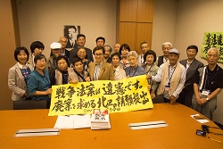 戦争法案廃案に向け、池内さおり衆院議員に、3098筆もの署名を提出、請願
