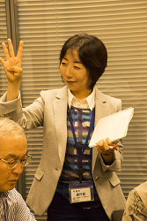 戦争法案廃案に向け、池内さおり衆院議員に、3098筆もの署名を提出、請願