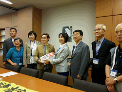 戦争法案廃案に向け、池内さおり衆院議員に、3098筆もの署名を提出、請願
