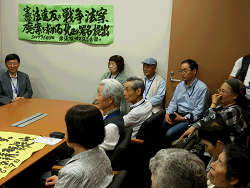 戦争法案廃案に向け、池内さおり衆院議員に、3098筆もの署名を提出、請願