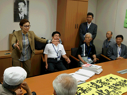 戦争法案廃案に向け、池内さおり衆院議員に、3098筆もの署名を提出、請願