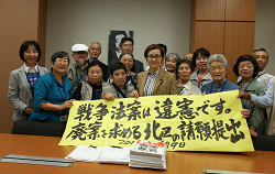 戦争法案廃案に向け、池内さおり衆院議員に、3098筆もの署名を提出、請願