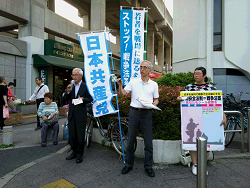 夕方、王子駅北口にて安保関連法案（戦争法案）の宣伝、署名、シール投票