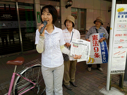 ６．１３　ＳＴＯＰ安倍政権大集会に連帯し、地域の皆さんと地元で宣伝する山崎たい子区議