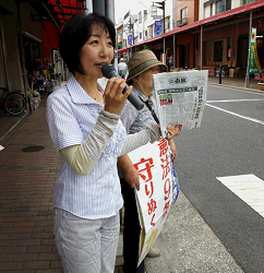 ６．１３　ＳＴＯＰ安倍政権大集会に連帯し、地域の皆さんと地元で宣伝する山崎たい子区議