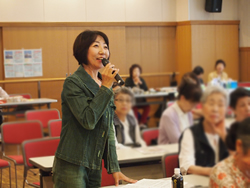 北区母親大会で北区の状況や取り組みを発言する山崎たい子区議