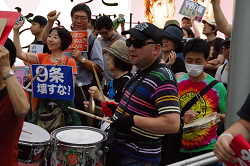 「戦争立法反対！若者憲法デモ」に【９条壊すな】のプラカードをかかげ参加する山崎たい子区議