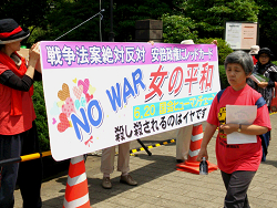 「戦争法案絶対廃案！」女の平和、国会ヒューマンチェーン
