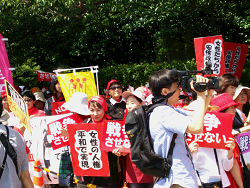 「戦争法案絶対廃案！」女の平和、国会ヒューマンチェーン