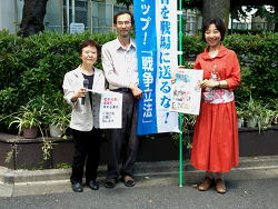 域の皆さんとハンドマイク宣伝中の山崎たい子区議