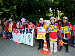「戦争法案絶対廃案！」女の平和、国会ヒューマンチェーン