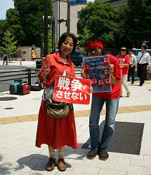 「戦争法案絶対廃案！」女の平和、国会ヒューマンチェーンに参加の山崎たい子区議