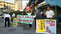王子駅北口にて、区議団も宣伝・署名に取り組みました。プラカードを科かかげる山崎たい子区議