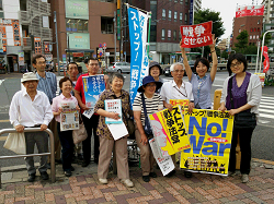 王子駅前にて、地域の皆さんと一緒に、戦争法案を必ず止めよう！宣伝・署名に取り組む山崎たい子区議（右から２番目プラカードをかかげる）