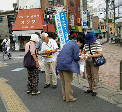 王子駅前にて、地域の皆さんと一緒に、戦争法案を必ず止めよう！宣伝・署名の取り組み