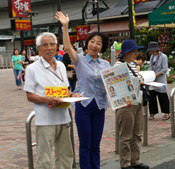 王子駅前にて、地域の皆さんと一緒に、戦争法案を必ず止めよう！宣伝・署名に取り組む山崎たい子区議（中央）