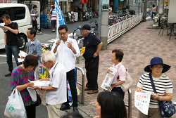 王子駅前にて、地域の皆さんと一緒に、戦争法案を必ず止めよう！宣伝・署名の取り組み