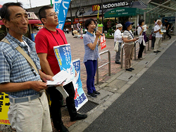 王子駅前にて、地域の皆さんと一緒に、戦争法案を必ず止めよう！宣伝・署名に取り組む山崎たい子区議（左から３ｍばんめマイクを持つる）