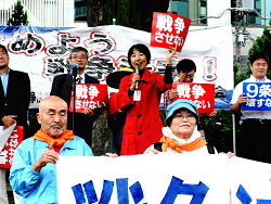 とめよう！戦争法案、北区民集会で発言する山崎たい子区議