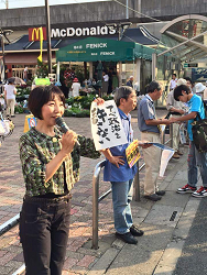 安保法制(戦争法案)の強行は許さないと、夕方、王子駅前でリレートークをする山崎たい子区議